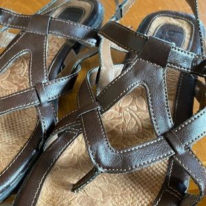 Ladies BOC sandals, cushioning sole, with leather straps and buckle. Size 8